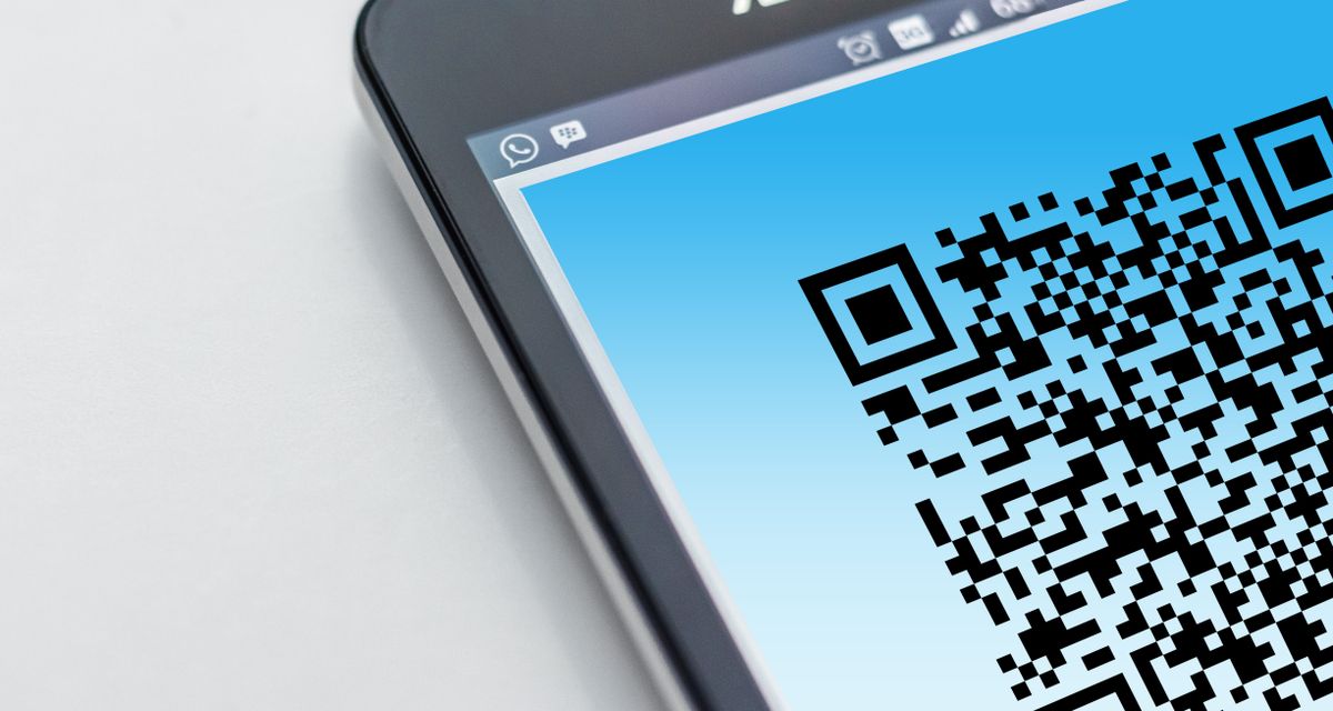Foto dekat layar ponsel yang menampilkan kode QR hasil buatan sendiri, menggambarkan cara membuat kode QR gratis langsung di HP