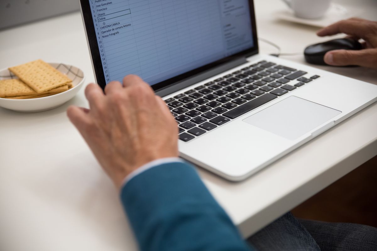 Layar laptop menampilkan tabel berisi daftar nama dan data, menggambarkan mengolah angka di Excel versi web langsung dari browser