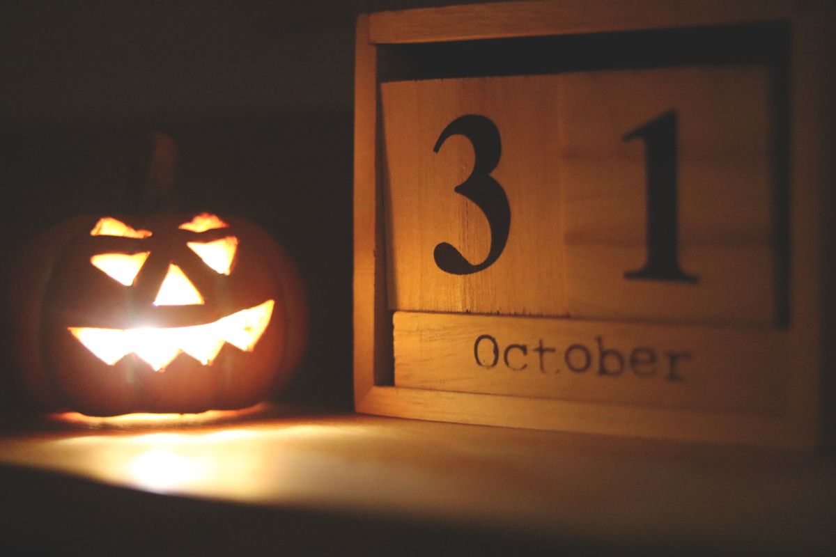 Labu Halloween bercahaya di samping kalender kayu bertuliskan 31 October