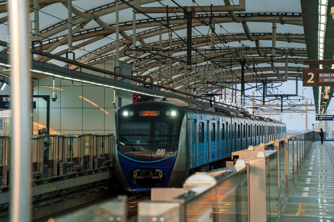 Kereta MRT Jakarta berhenti di peron stasiun layang modern